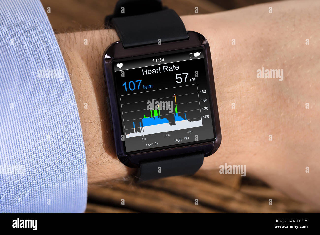 Persona che indossa a mano Orologio intelligente che mostra la frequenza cardiaca Foto Stock