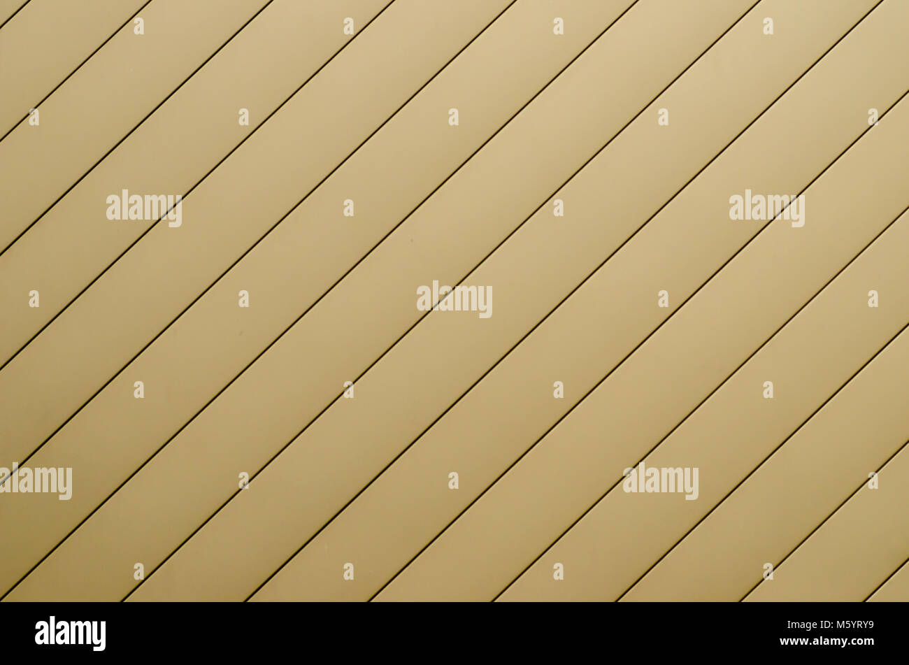Giallo parete corrugata, giallo sullo sfondo di acciaio. Foto Stock