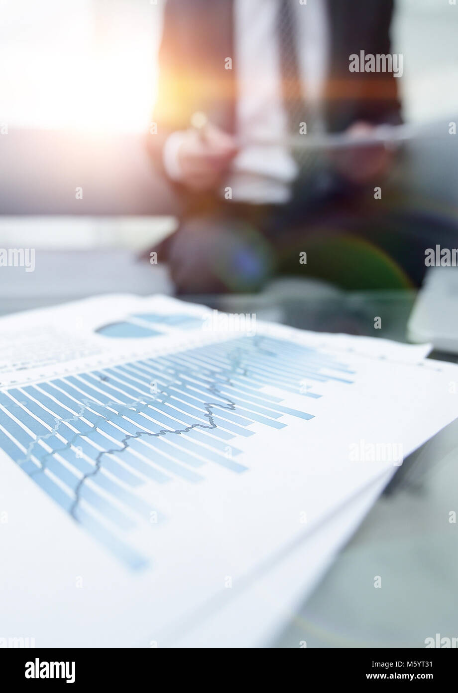 Grafico finanziario sul desktop. background aziendale. Foto Stock