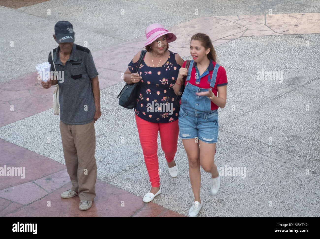 Madre e figlia camminare al Parque Central, Havana, Cuba Foto Stock