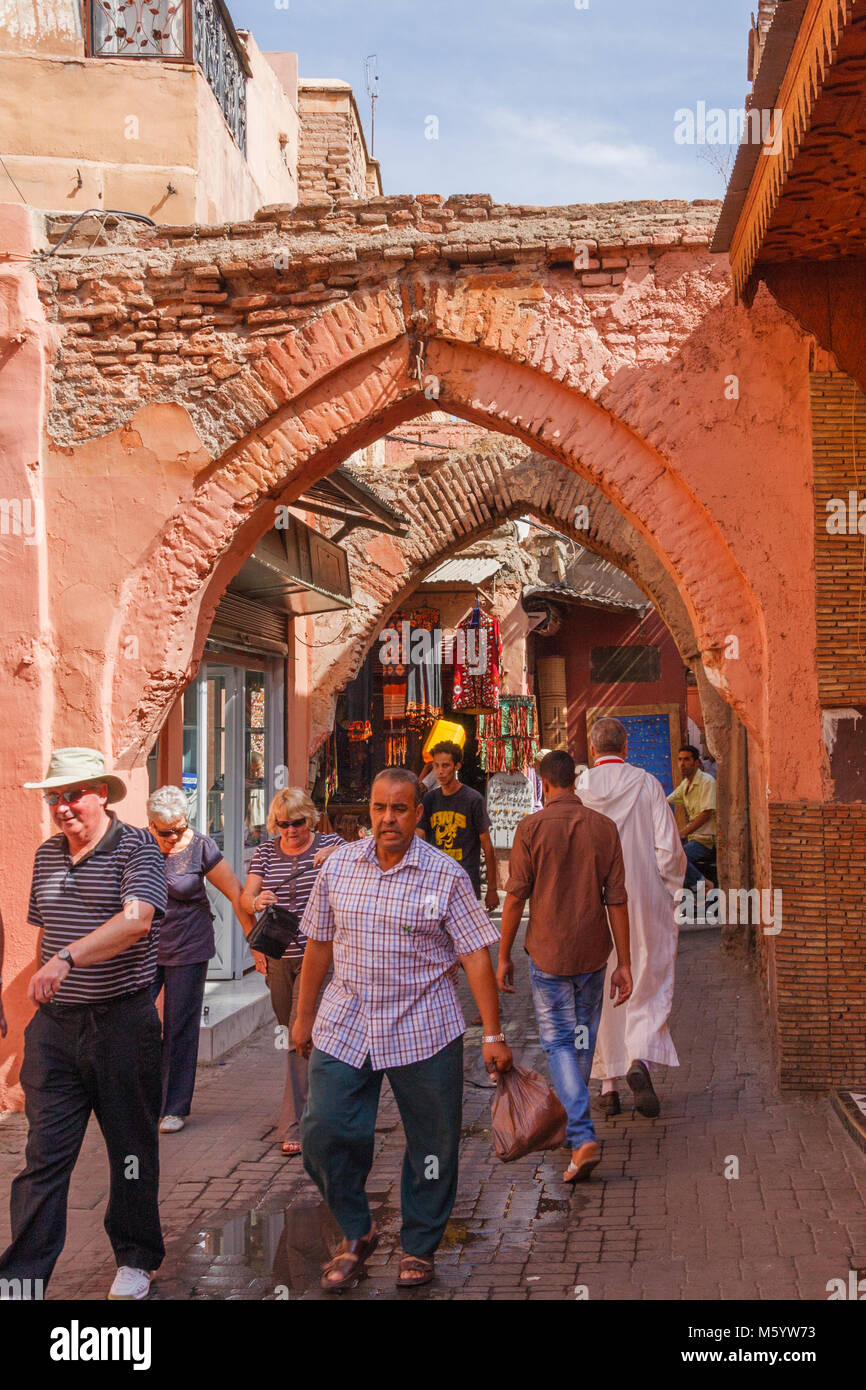 La gente camminare attraverso un arco nel souk di Marrakech, Marocco, Africa del Nord Foto Stock