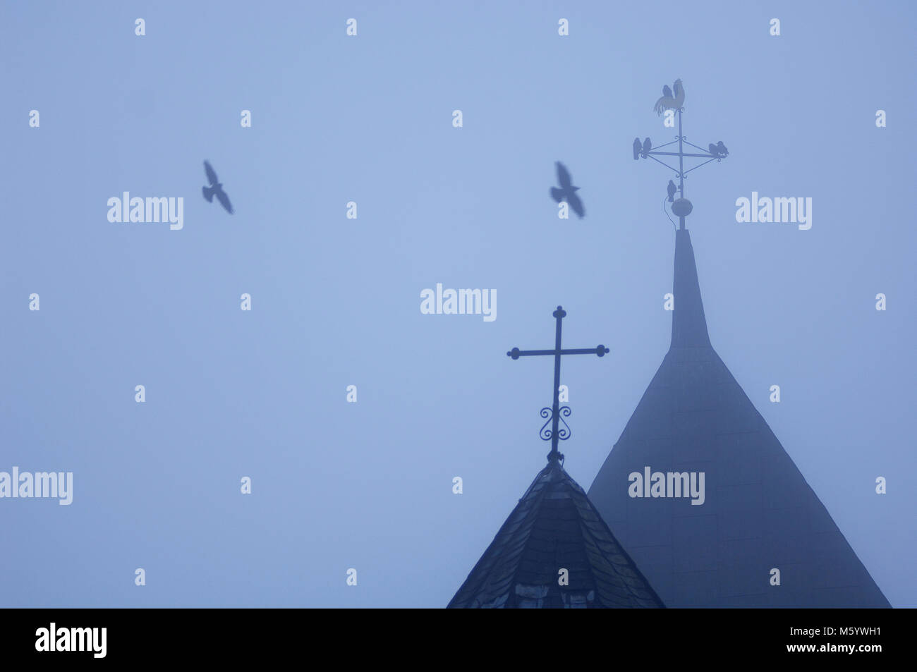 Kirchturm im Nebel Foto Stock