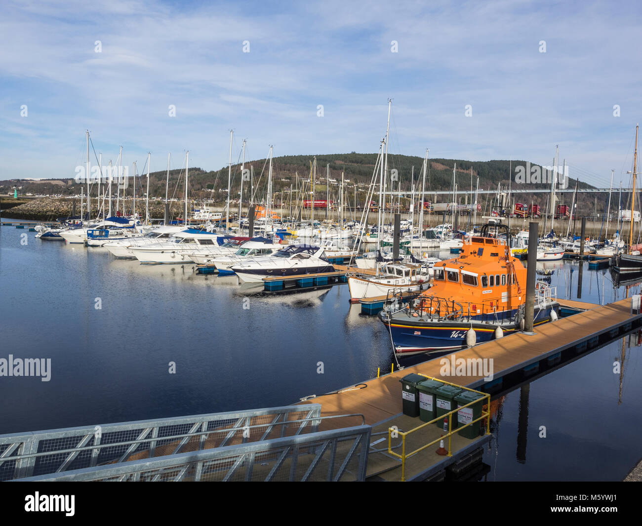 Imbarcazioni da diporto e una scialuppa di salvataggio RNLI ormeggiati a Marina di Inverness, Inverness, Scotland, Regno Unito. La marina fornisce accesso a Moray Firth. Foto Stock