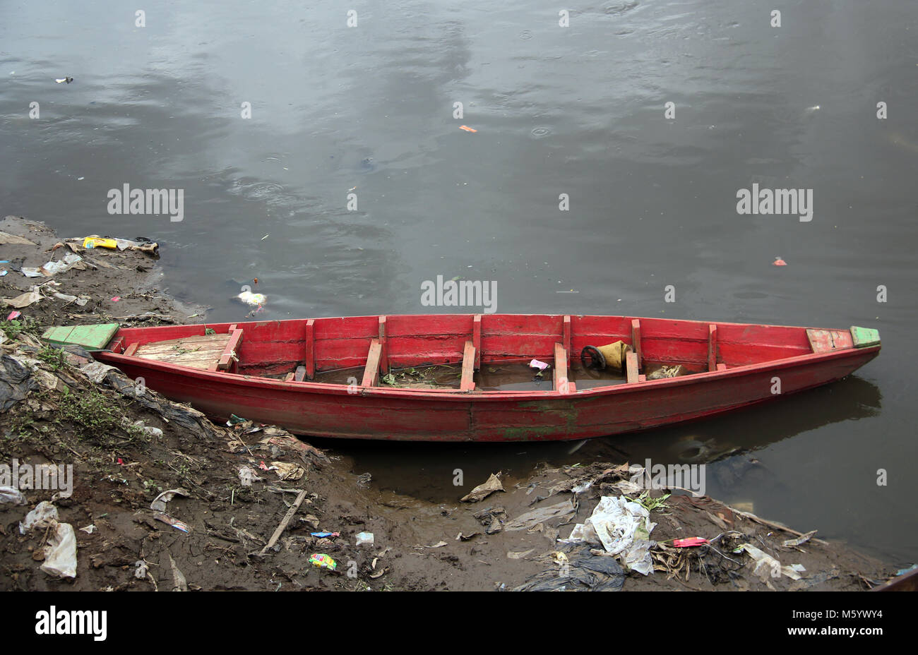 In barca sul fiume Citarum, Jumat (9/2/2018). Foto Stock