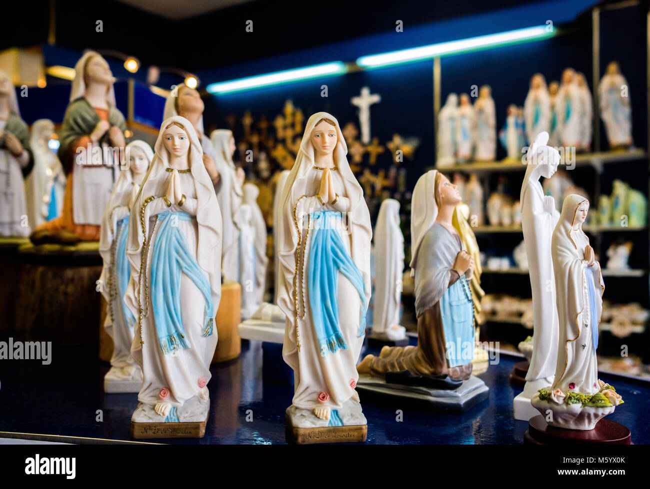 Lourdes (sud-ovest della Francia). Negozio di souvenir, statuette della Vergine Maria e santa Bernardetta Soubirous in vendita Foto Stock