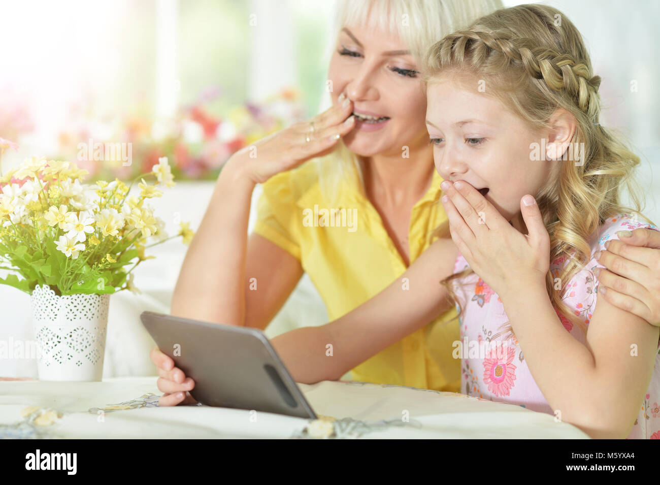 Madre e figlia utilizzando tablet Foto Stock