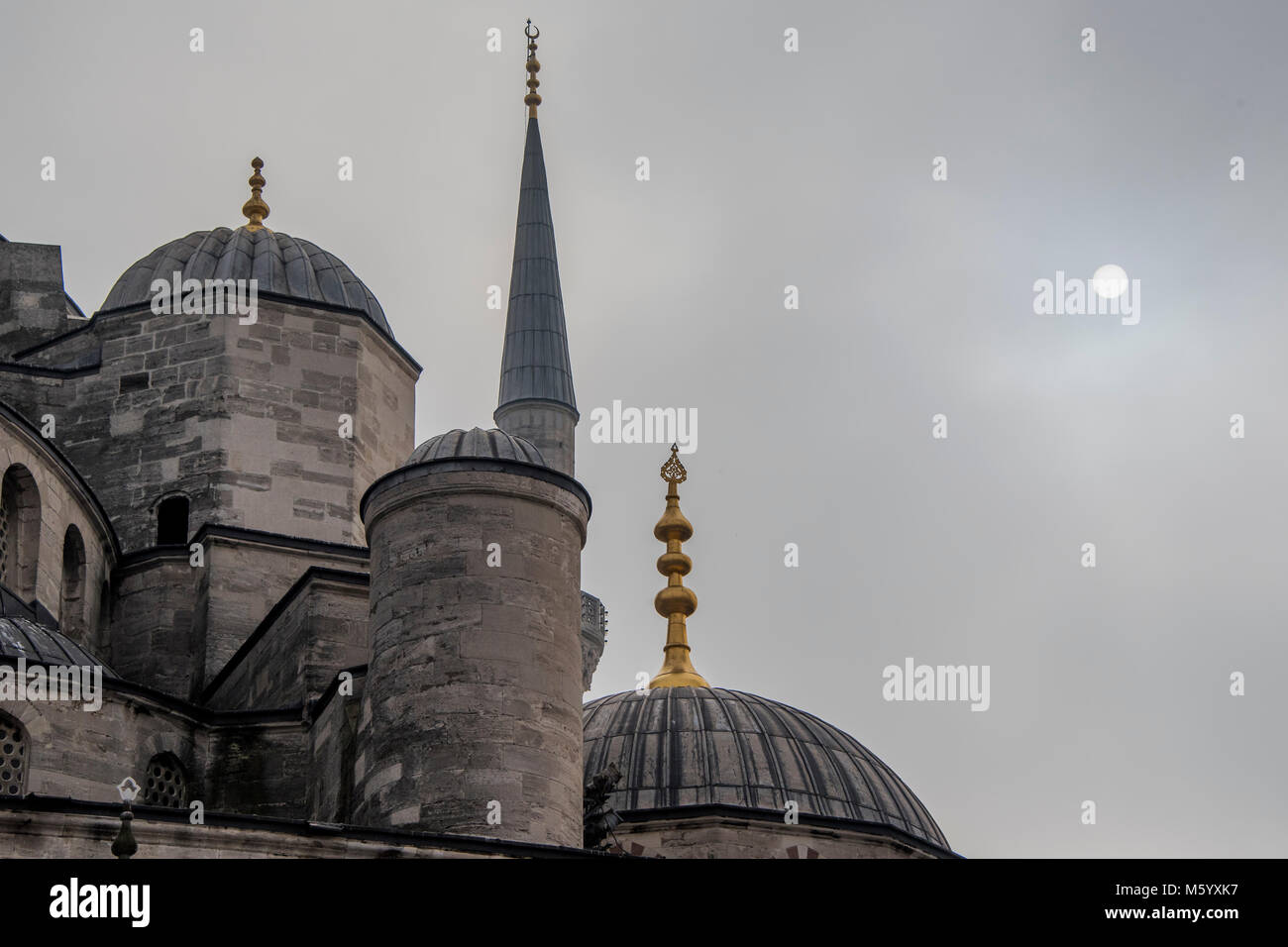 La Moschea Blu (Sultan Ahmet Camii) Sultan Ahmet I il grande dono architettonico al suo capitale è stata questa bella moschea, comunemente conosciuta come la Moschea Blu di oggi. Costruito tra il 1609 e il 1616, la moschea ha causato un furore in tutto il mondo musulmano quando è stata finita come aveva sei minareti (lo stesso numero come la grande moschea di Mecca). Un settimo minareto fu infine dotato di Mecca per arginare il dissenso. La moschea prende il suo soprannome dalla sua decorazione interna di decine di migliaia di İznik piastrelle. L'intero spaziale e di effetto colore degli interni rendono la moschea di uno dei migliori risultati conseguiti o Foto Stock