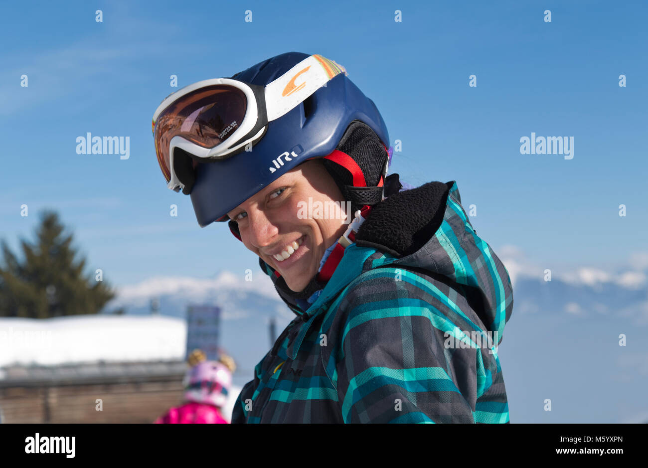 Ragazza adolescente sciare in Flims svizzera Foto Stock