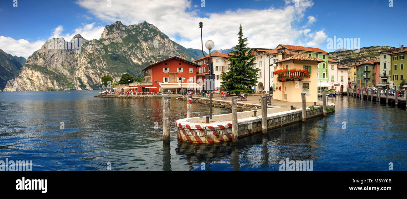 Il pittoresco villaggio italiano città sul lungo lago di Garda. Foto Stock