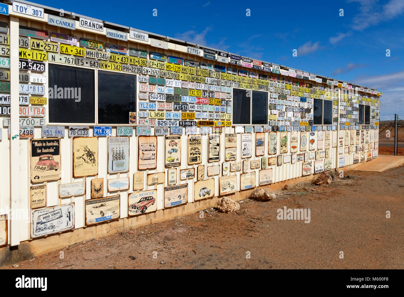 Parete ricoperta in le targhe delle auto e Memorabilia Australiano, Menzies, Murchison, Australia occidentale Foto Stock