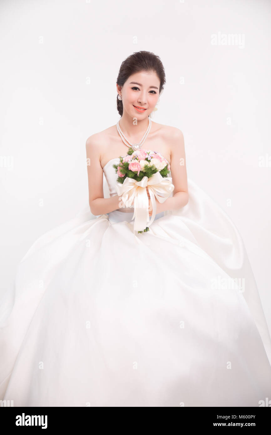 Un bride asiatico, tenendo in mano un mazzo di fiori Foto Stock Un bride asiatico, tenendo in mano un mazzo di fiori Foto Stock