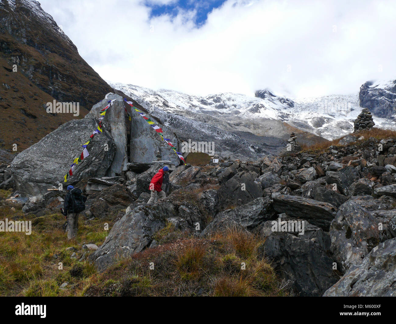 Turisti sul modo di Annapurna Base Camp, Snow capped Himalaya, Circuito di Annapurna trek in Nepal Foto Stock