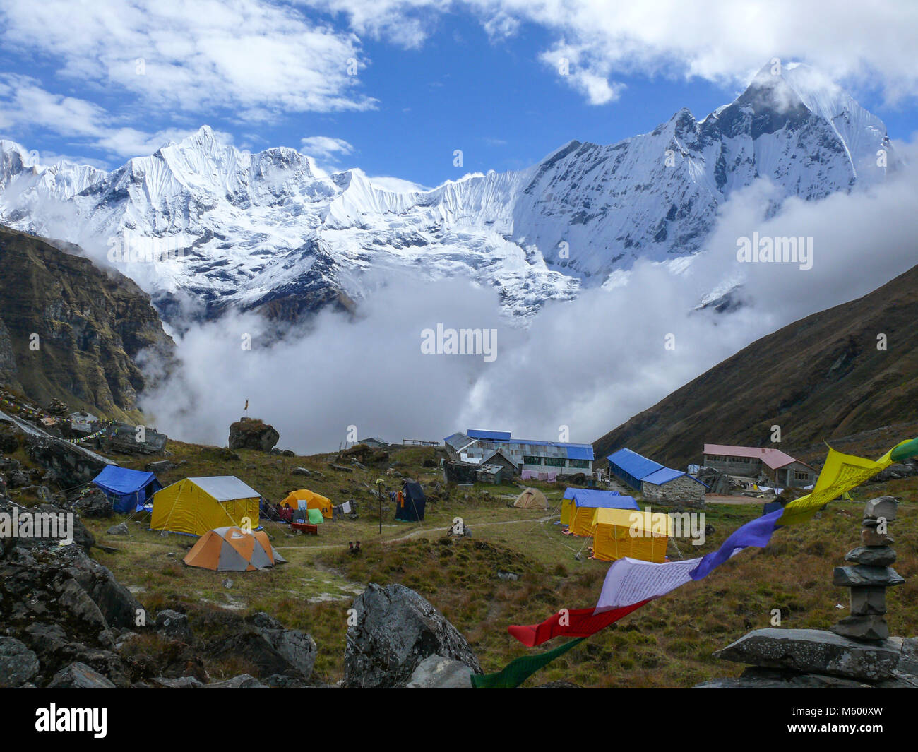 Tende in Annapurna base camp, vista incredibile per il montaggio di Machapuchare, coda di pesce mountain Foto Stock