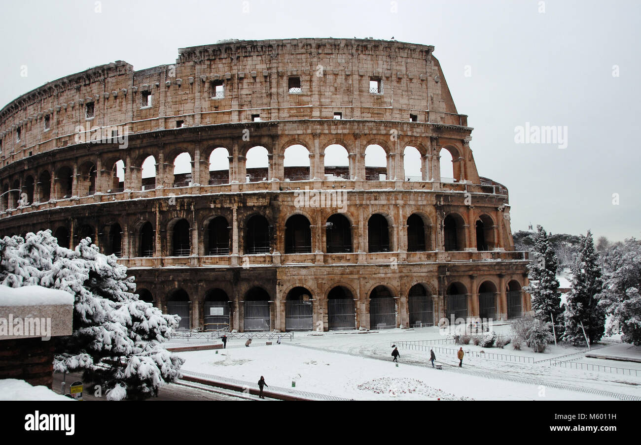 Colosseo coperte da neve, un evento assai raro per una città come Roma Foto Stock