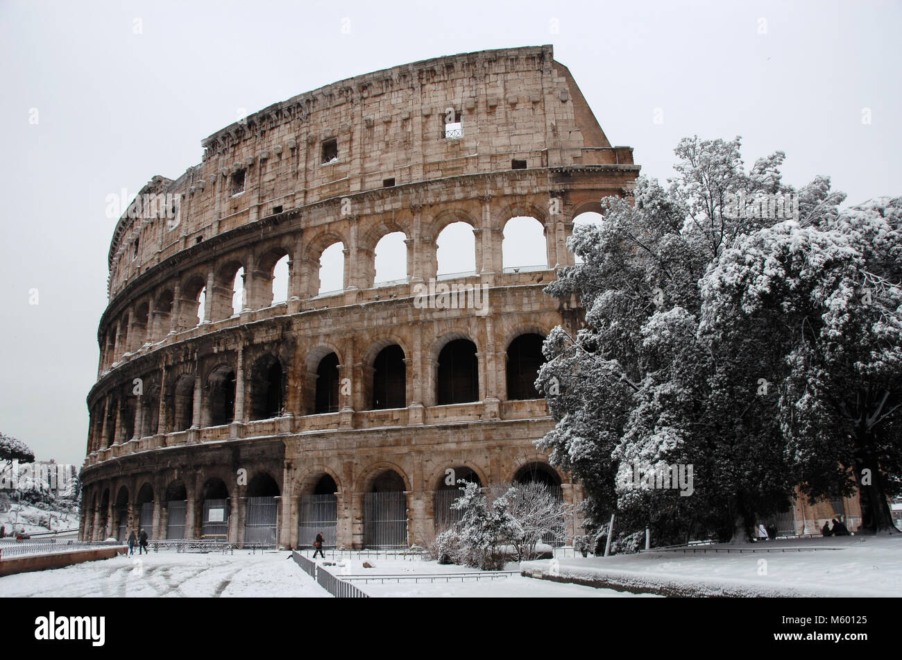 Colosseo coperte da neve, un evento assai raro per una città come Roma Foto Stock