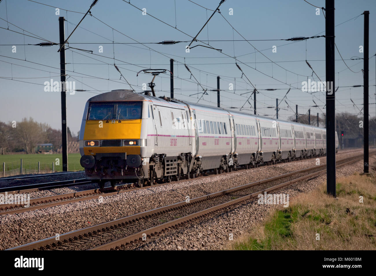 Un East Coast Intercity 225 passa Newsham (a nord di Thirsk) sulla linea principale della costa orientale quando la concessione della costa orientale è stata gestita pubblicamente Foto Stock