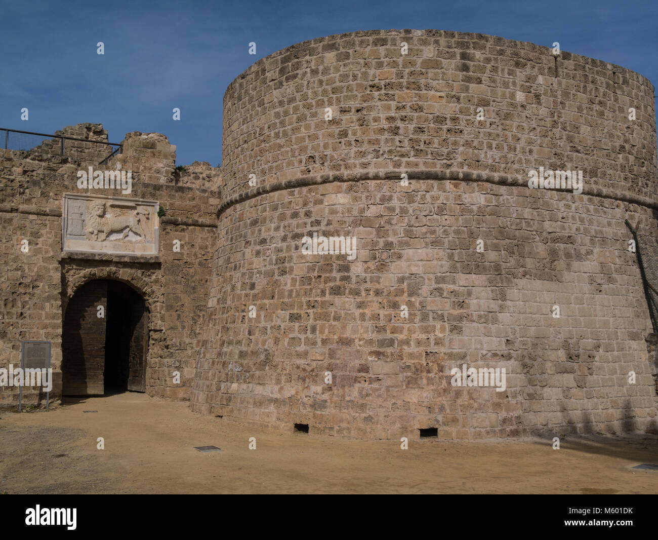 Ingresso alla cittadella costruito per proteggere Famagusta del porto leone alato di San Marco la scultura al di sopra di cancelli di ingresso porta in legno porte più antiche di Cipro Foto Stock