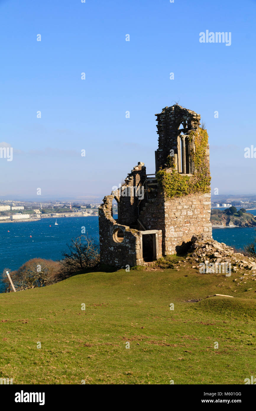 In inverno il sole illumina una vista dalla follia a Mountt Edgcumbe, Cornwall, tra Plymouth Sound per il lungomare di Plymouth Foto Stock