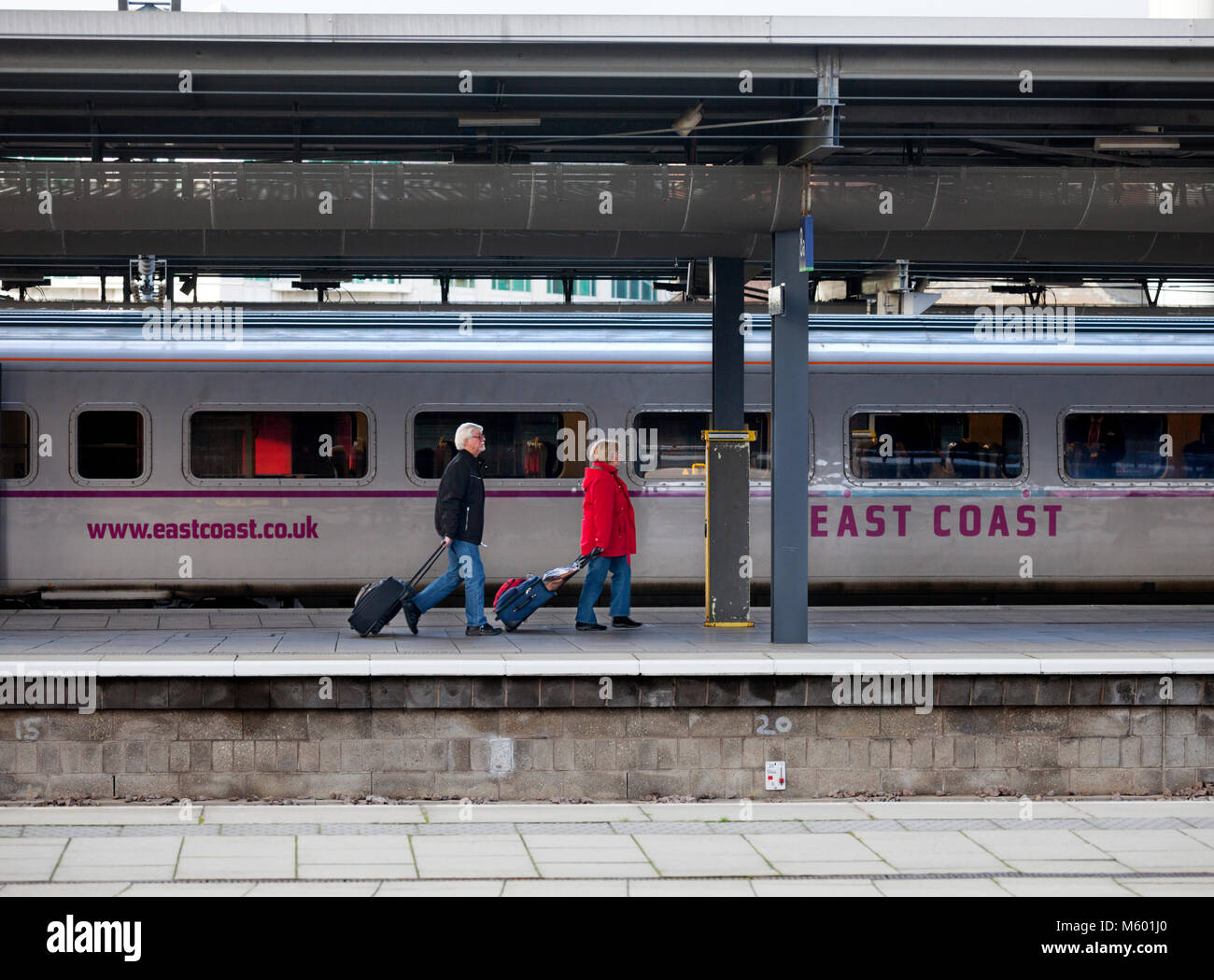 Il passeggero lasciare un East Coast in treno da Londra a Leeds Station, durante il periodo in cui la costa est franchising è stato pubblicamente eseguire Foto Stock
