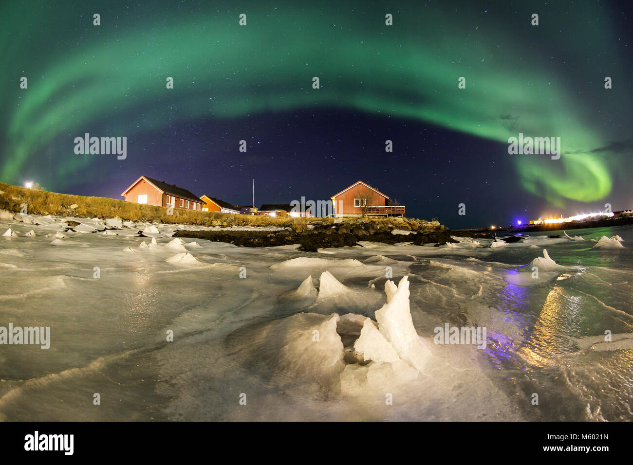 Luci polari oltre Andenes, Aurora Boreale, Andoya Isola, Norvegia Foto Stock