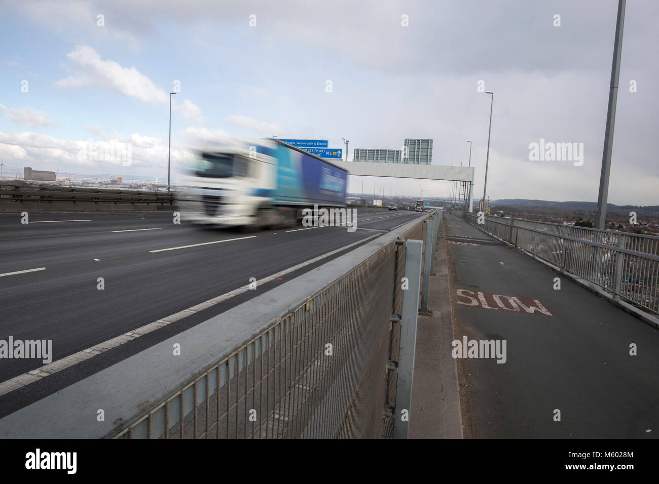 Il traffico su strada attraversando il ponte di Avonmouth sull'autostrada M5 Foto Stock