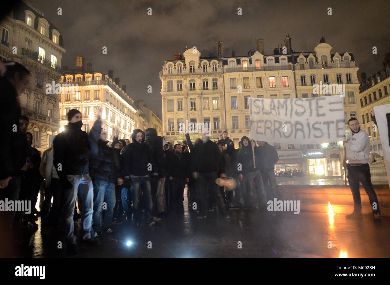 Di estrema destra protesta degli attivisti contro la presunta islamizzazione della Francia, Lione Foto Stock