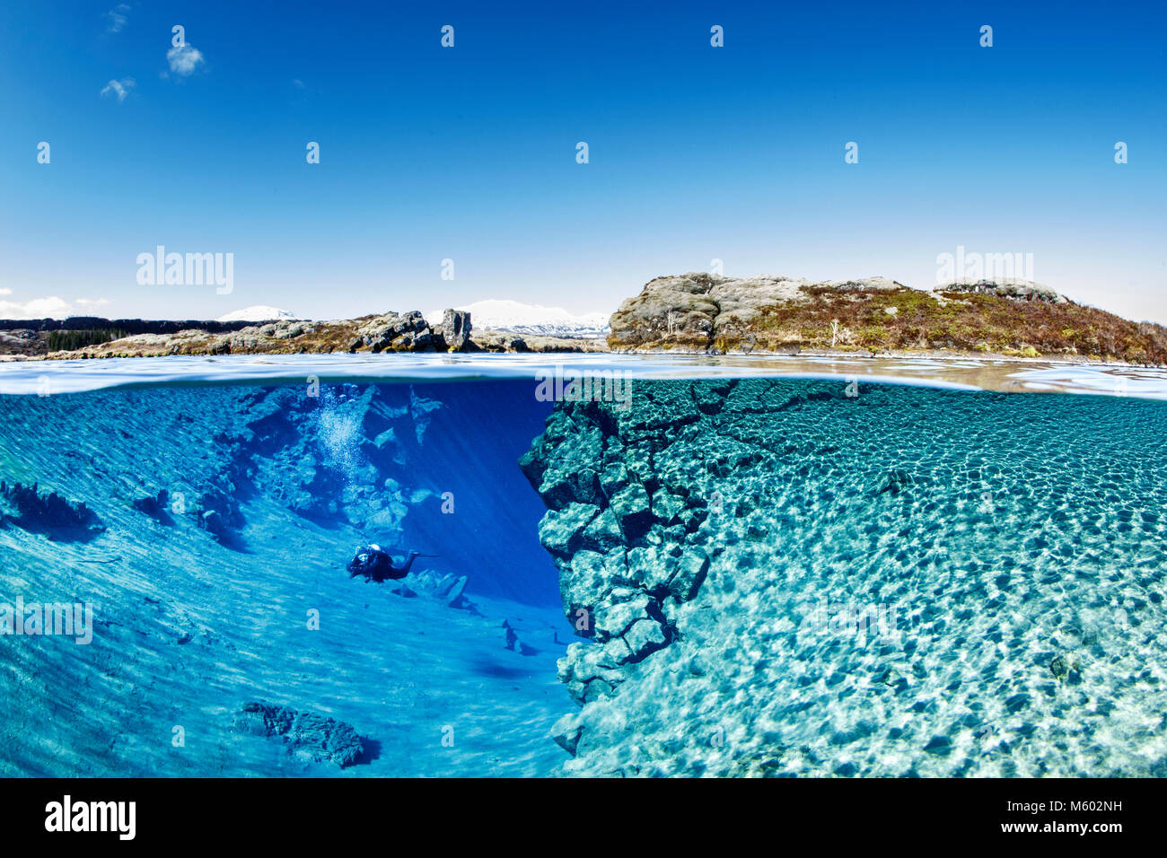 Scuba diving in Silfra fessura, Thingvellir National Park, Islanda Foto Stock