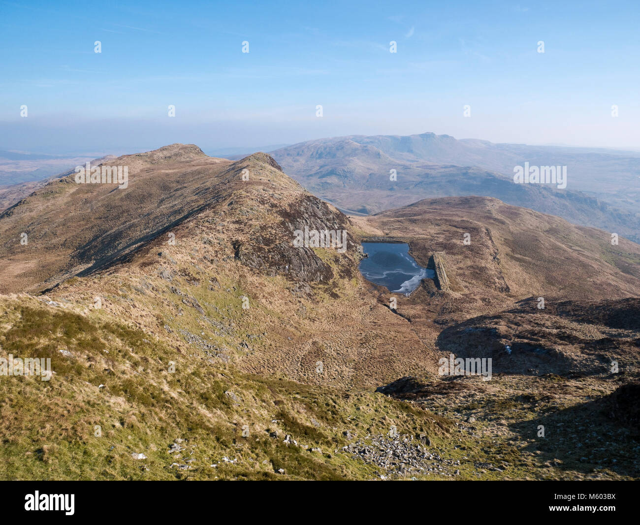 Vista da Allt-fawr a Llyn Iwerddon, la Crimea Pass (y Bwlch Gorddinon) & Moel Penamnen in Snowdonia's Moelwyn montagne, vicino a Blaenau Ffestiniog. Foto Stock