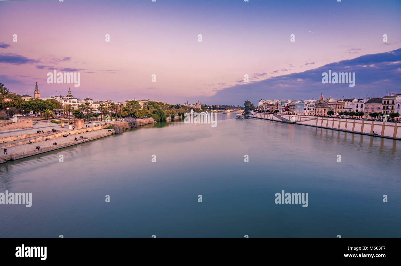 Ora blu vew della cattedrale e la torre Giralda e il fiume Guadalquivir in Sevilla, Spagna. Vista dal Ponte di Triana.. Foto Stock