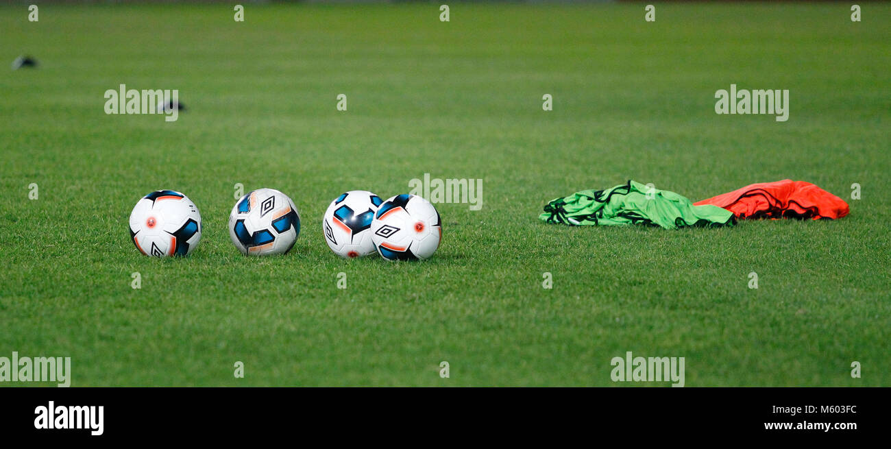 Vista generale dei palloni da calcio, bavaglini e attrezzature di formazione davanti a un pre-match warm up Foto Stock Vista generale dei palloni da calcio, bavaglini e attrezzature di formazione davanti a un pre-match warm up Foto Stock