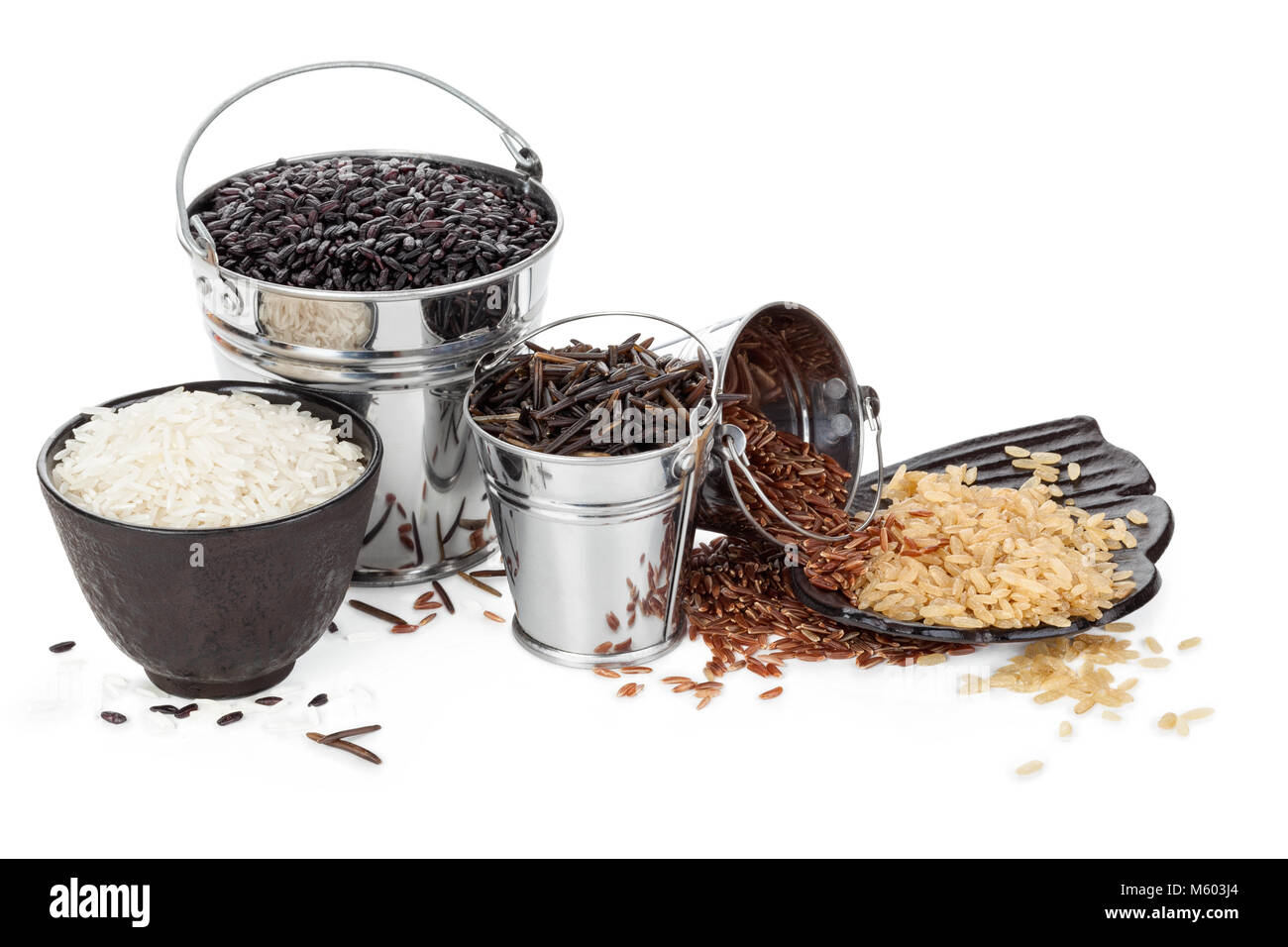 Diversi tipi di riso in tazze e bicchieri. Isolato su bianco. Foto Stock