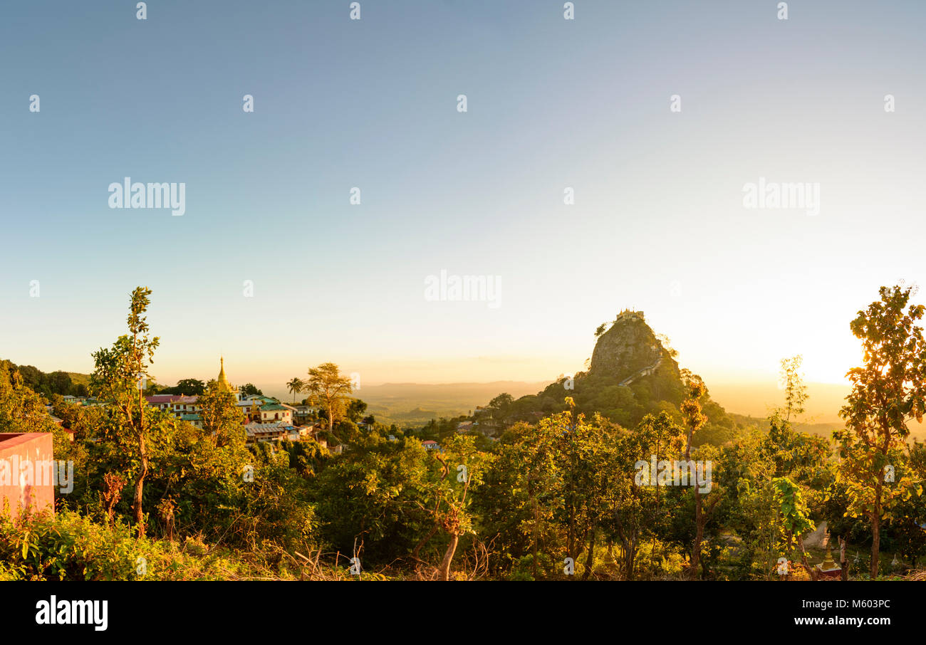 Il Monte Popa: Il Monte Popa (Popa Taung Kalat) luogo di pellegrinaggio, Nat templi, siti reliquia in cima alla montagna, , Mandalay Regione, Myanmar (Birmania) Foto Stock