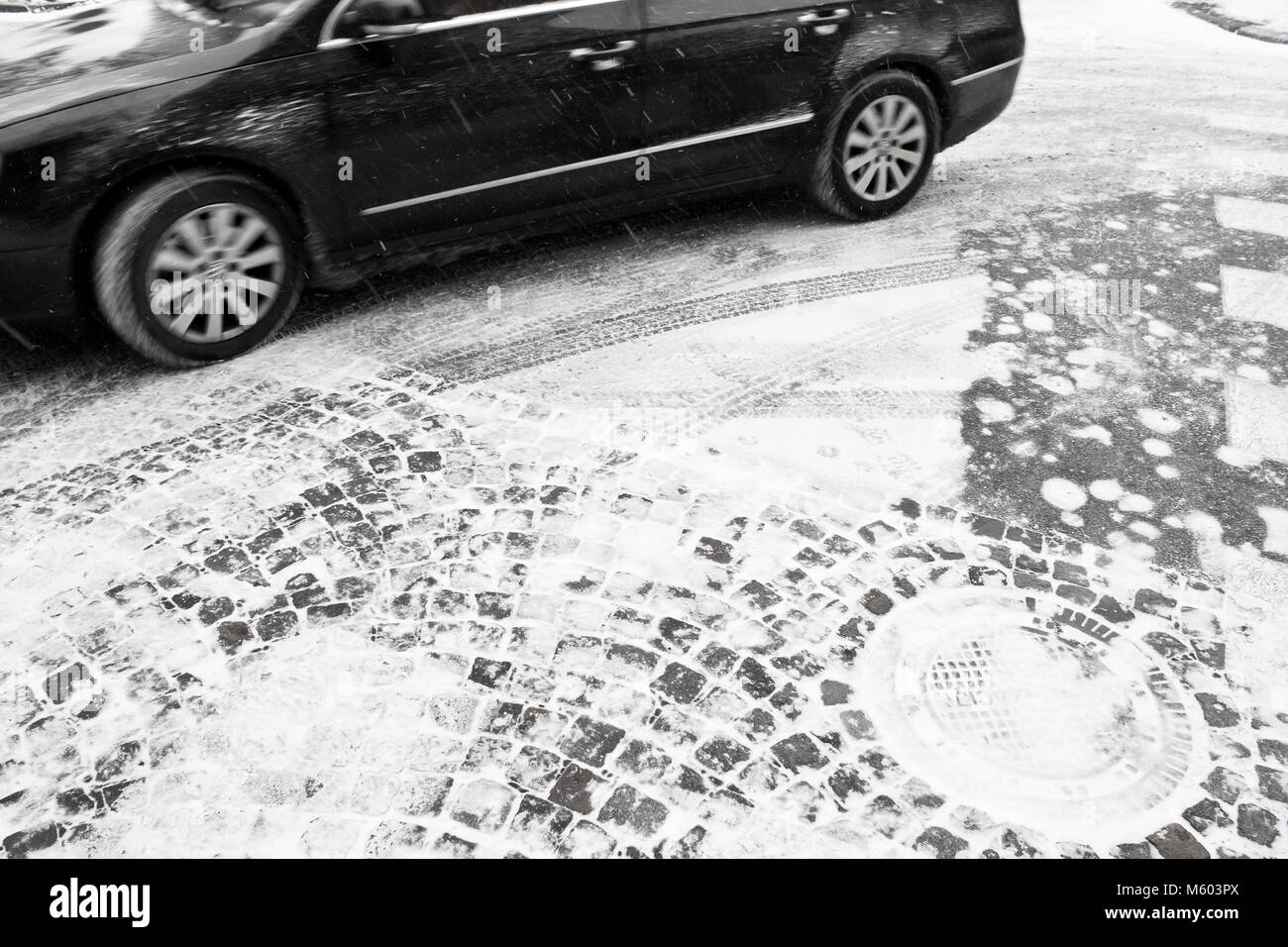 La guida auto in motion blur in strada innevata, dettaglio in bianco e nero Foto Stock