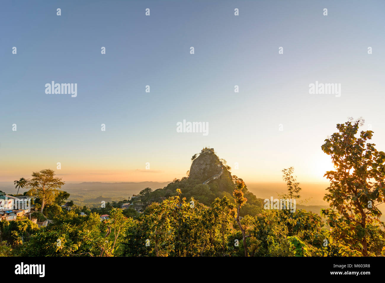 Il Monte Popa: Il Monte Popa (Popa Taung Kalat) luogo di pellegrinaggio, Nat templi, siti reliquia in cima alla montagna, , Mandalay Regione, Myanmar (Birmania) Foto Stock