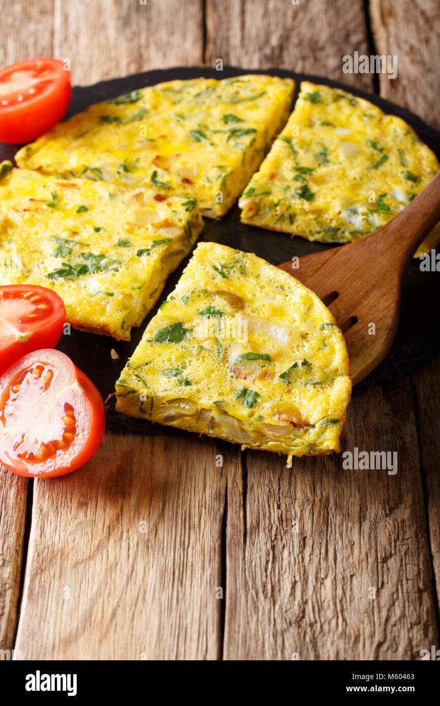 Cibo egiziano: Frittata Igga con verdi e cipolle vicino sul piano verticale. Foto Stock