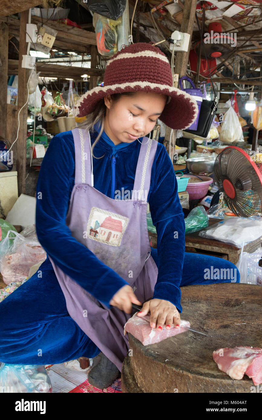Una donna che lavora su una carne in stallo il mercato, Phnom Penh, Cambogia, Asia Foto Stock