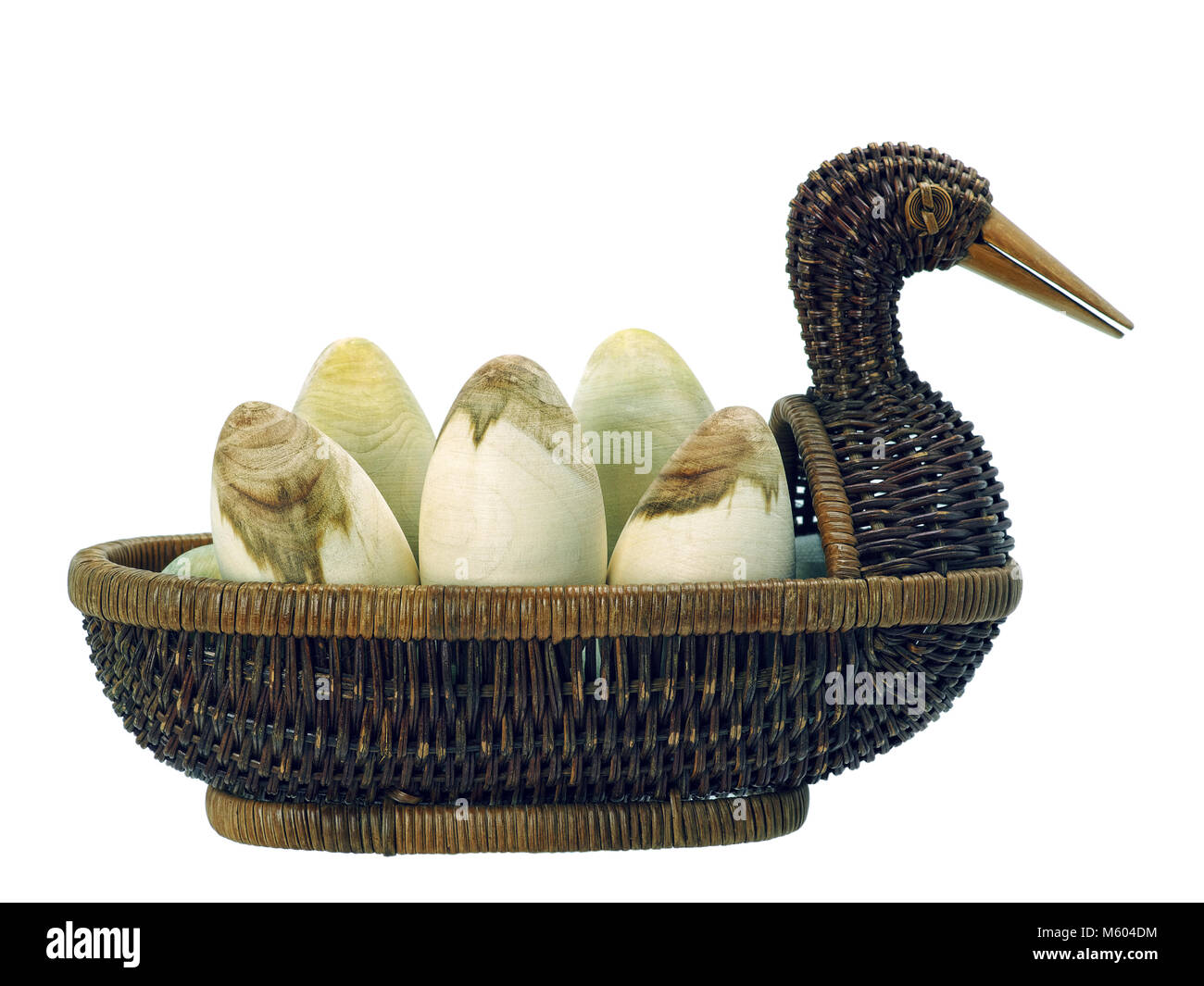 Felice Pasqua. le uova in un cesto di vimini isolato. duck vimini. in legno. uova artigianali fatti a mano. Foto Stock