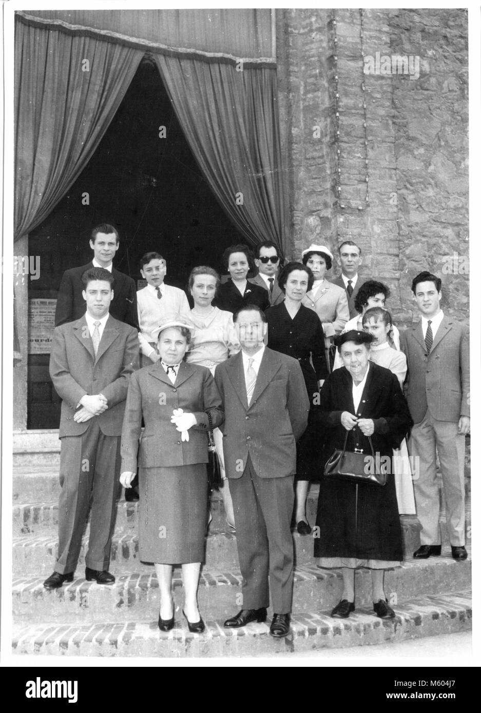 Anni sessanta anni settanta nozze parenti caucasica al di fuori della chiesa cerimonia. In bianco e nero girato. Italia Foto Stock