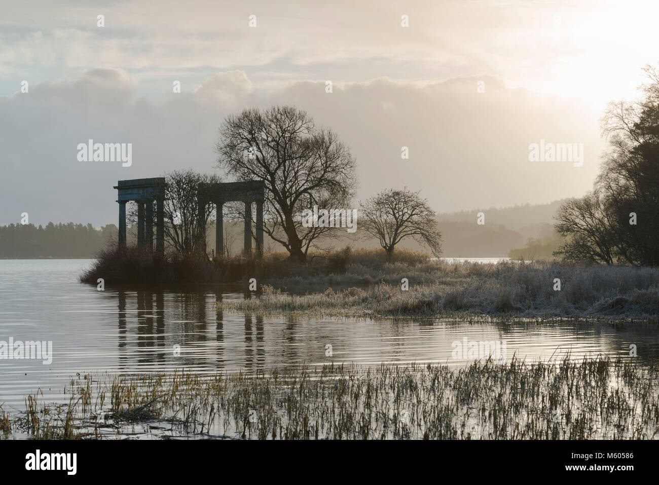 Il tempio, una follia sul lato sud del Loch di Skene, allo spuntar del giorno Foto Stock
