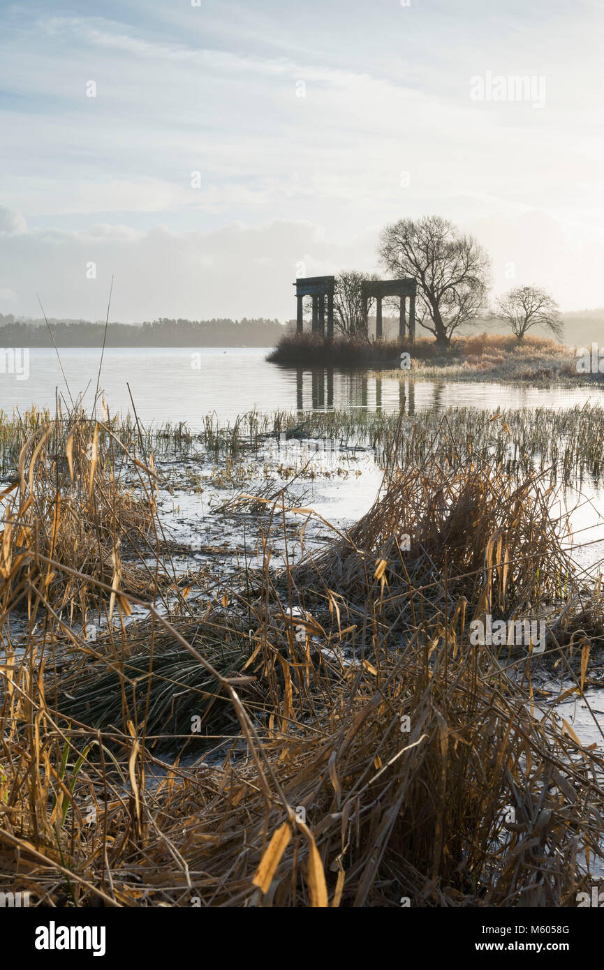 Il tempio, una follia sul lato sud del Loch di Skene, allo spuntar del giorno Foto Stock