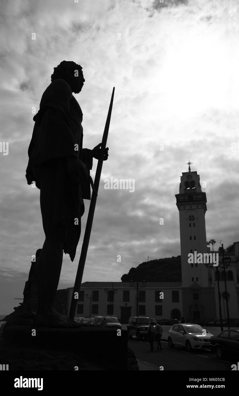 La statua di un Mencey sul La Candelaria square Foto Stock