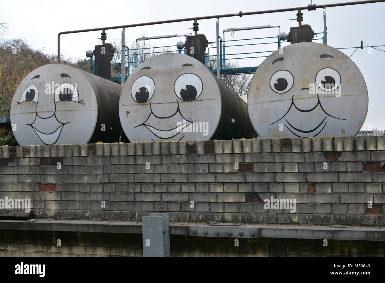 Thomas Il serbatoio del motore visto dipinta sulla parte anteriore dei serbatoi di stoccaggio in un lock up cantiere in St Phillips a Bristol. Robert Timoney/Alamy/magazzino/immagine Foto Stock