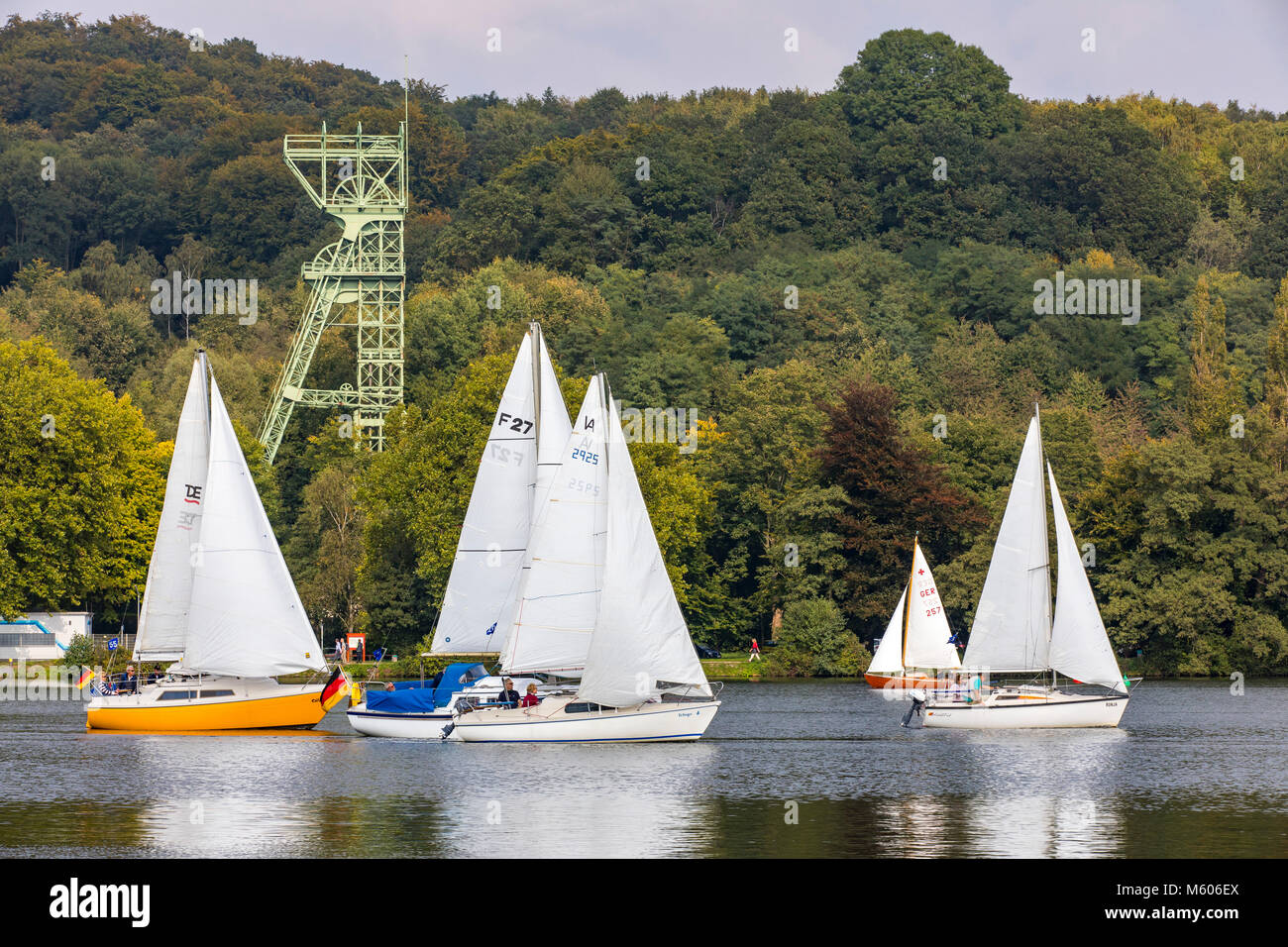 Il Lago Baldeneysee, un serbatoio di fiume Ruhr, di Essen, in Germania, barche a vela, ex miniera di carbone Carl Funke, miniera di carbone, torre di avvolgimento, Foto Stock