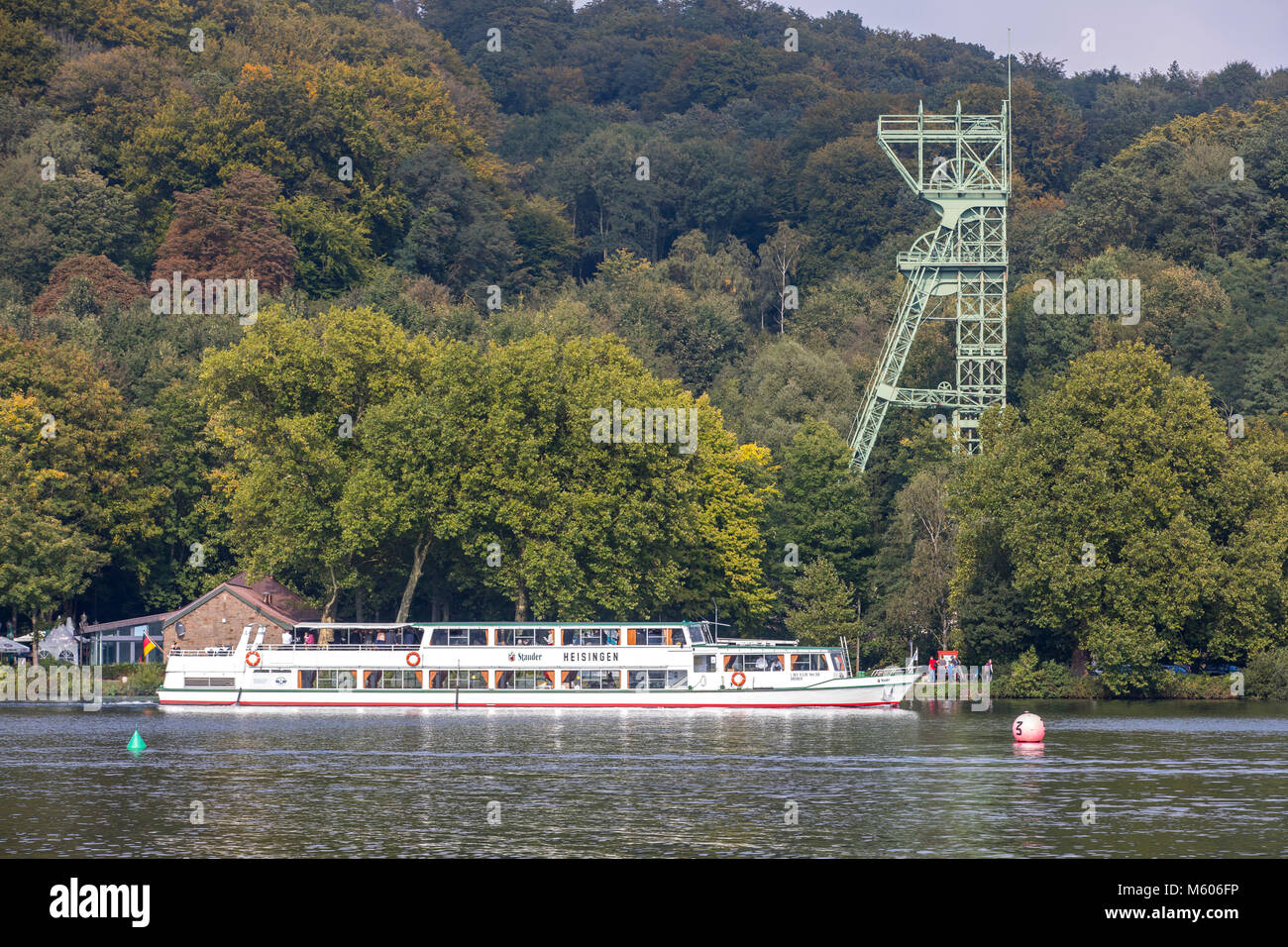 Il Lago Baldeneysee, un serbatoio di fiume Ruhr, di Essen, in Germania, barche a vela, ex miniera di carbone Carl Funke, miniera di carbone, torre di avvolgimento, tour in barca, Foto Stock