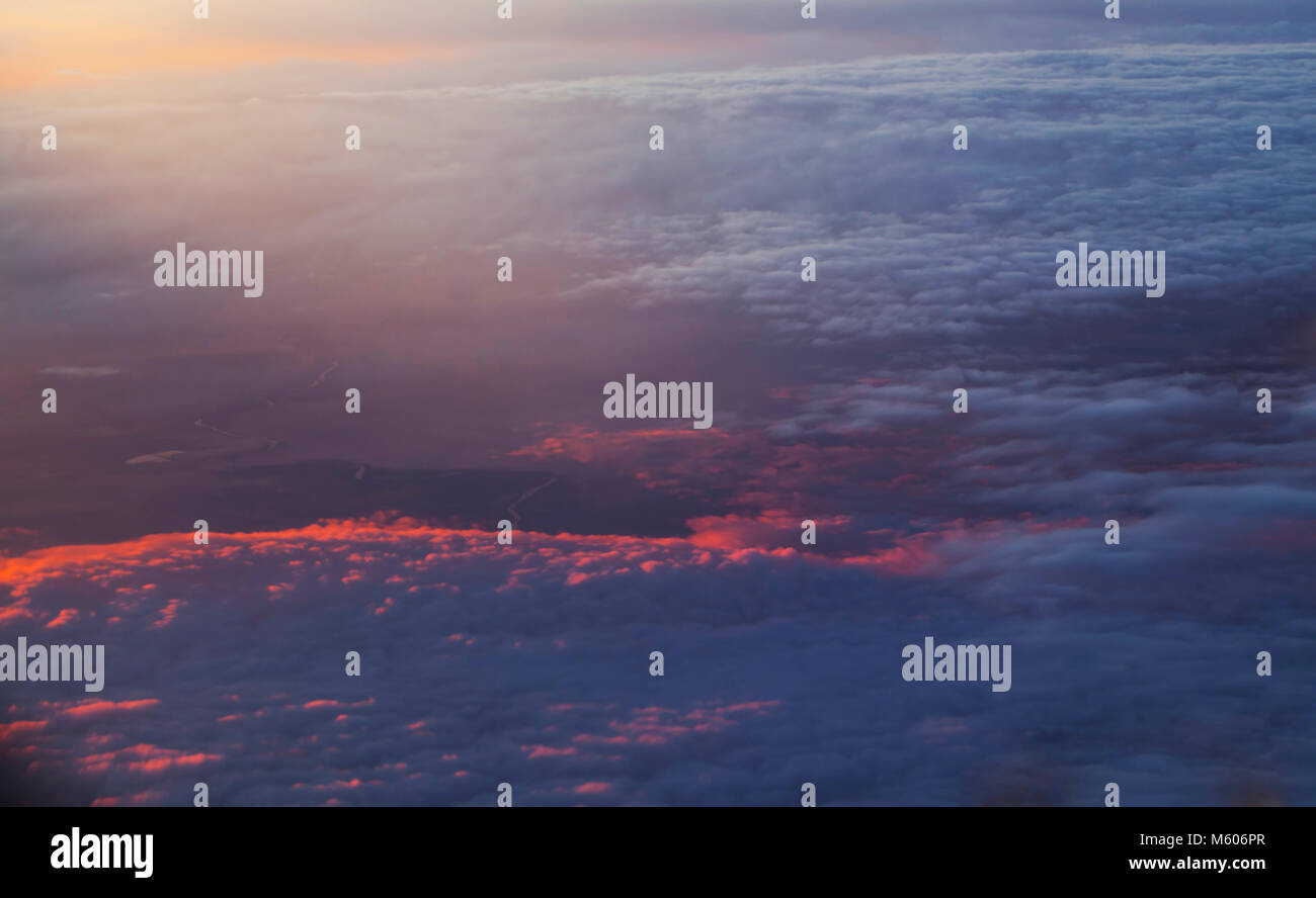 Sunrise sopra le nuvole durante un volo spettacolare gioco di luci e colori Foto Stock
