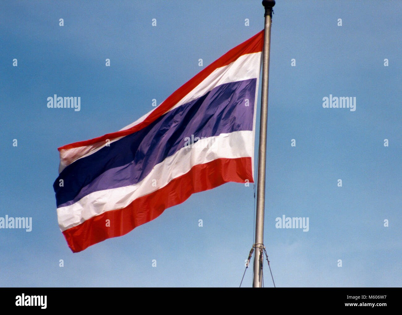 Bandiera della Thailandia sulla bandiera pole contro il cielo blu 2009 Foto Stock