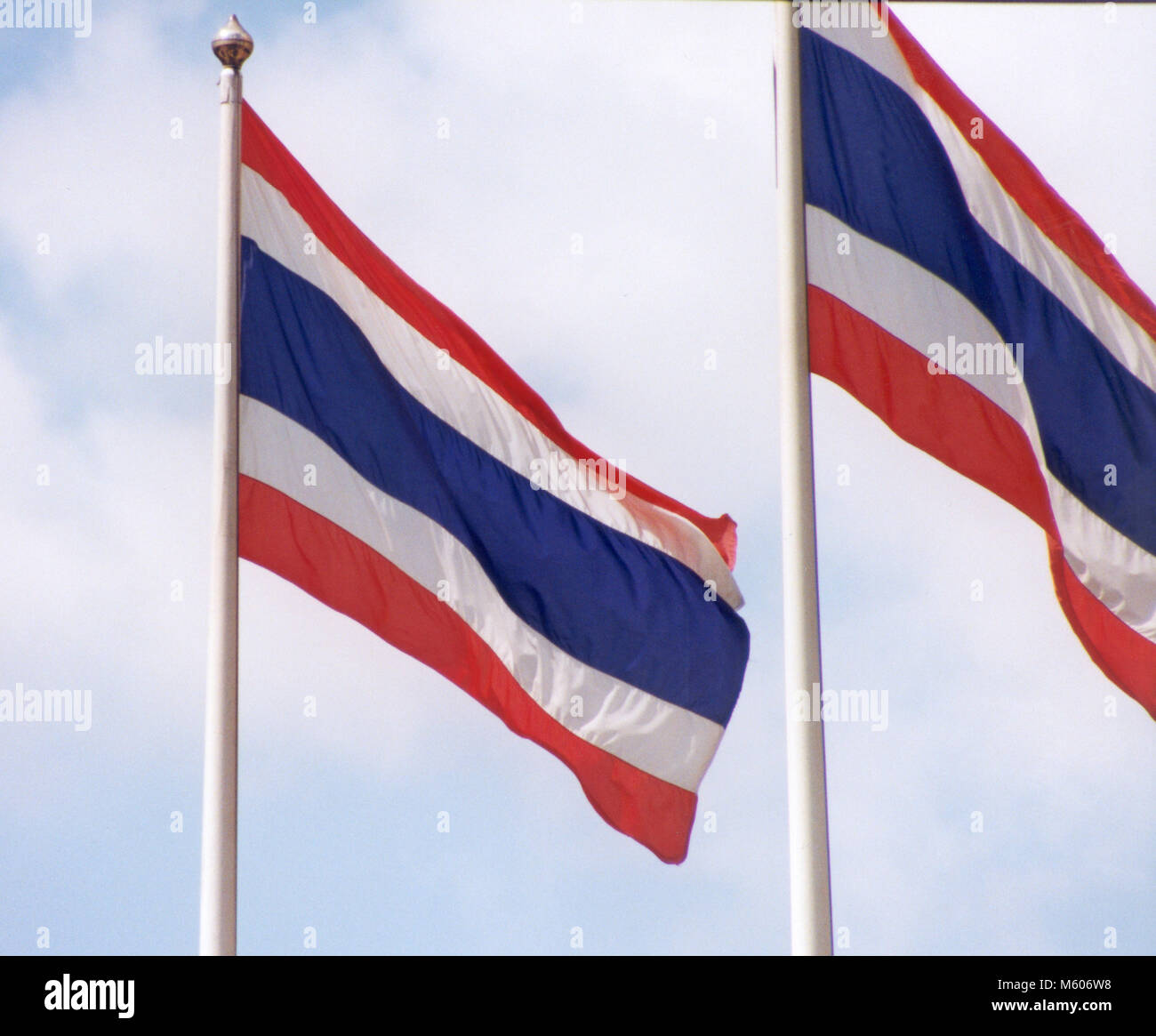 Bandiera della Thailandia sulla bandiera pole contro il cielo blu 2009 Foto Stock