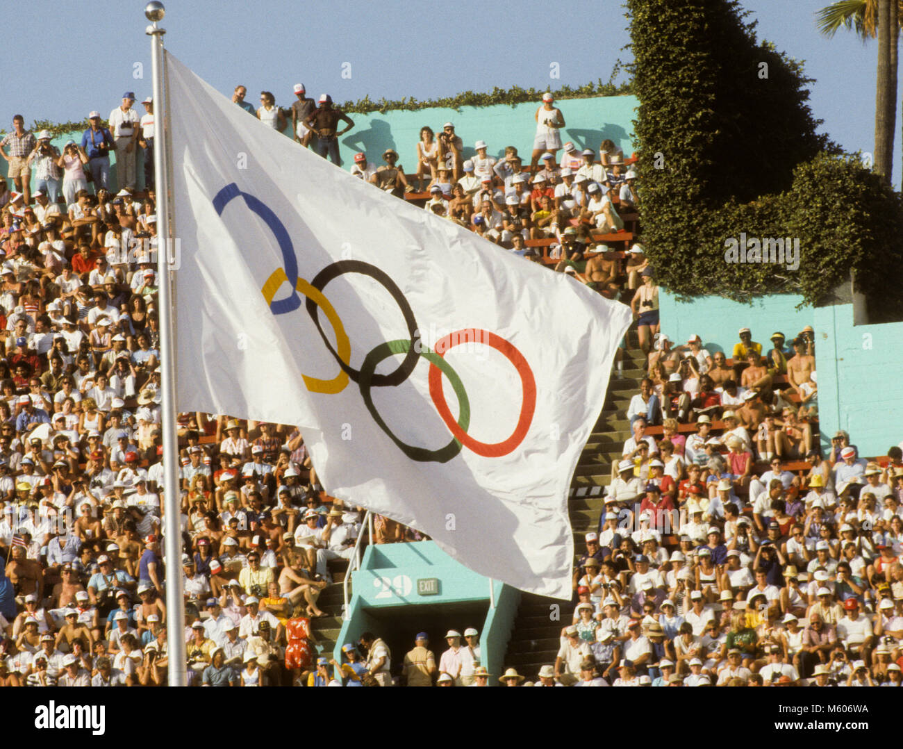 La bandiera olimpica sul pennone 1984 Foto Stock