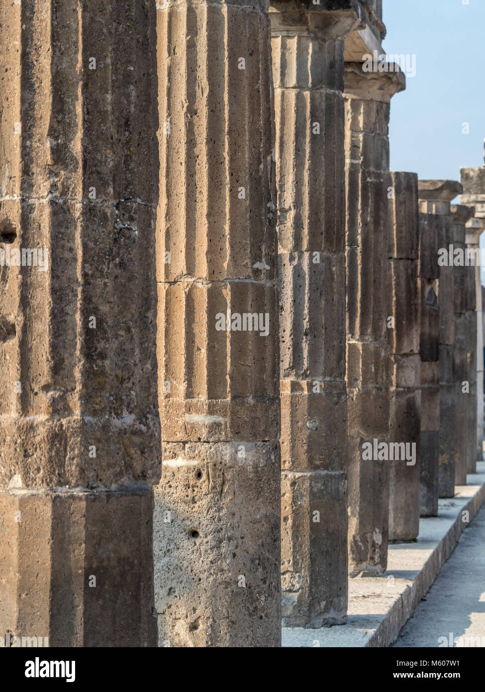 Fila di colonne scavate dalle rovine di Pompei, Italia. Foto Stock