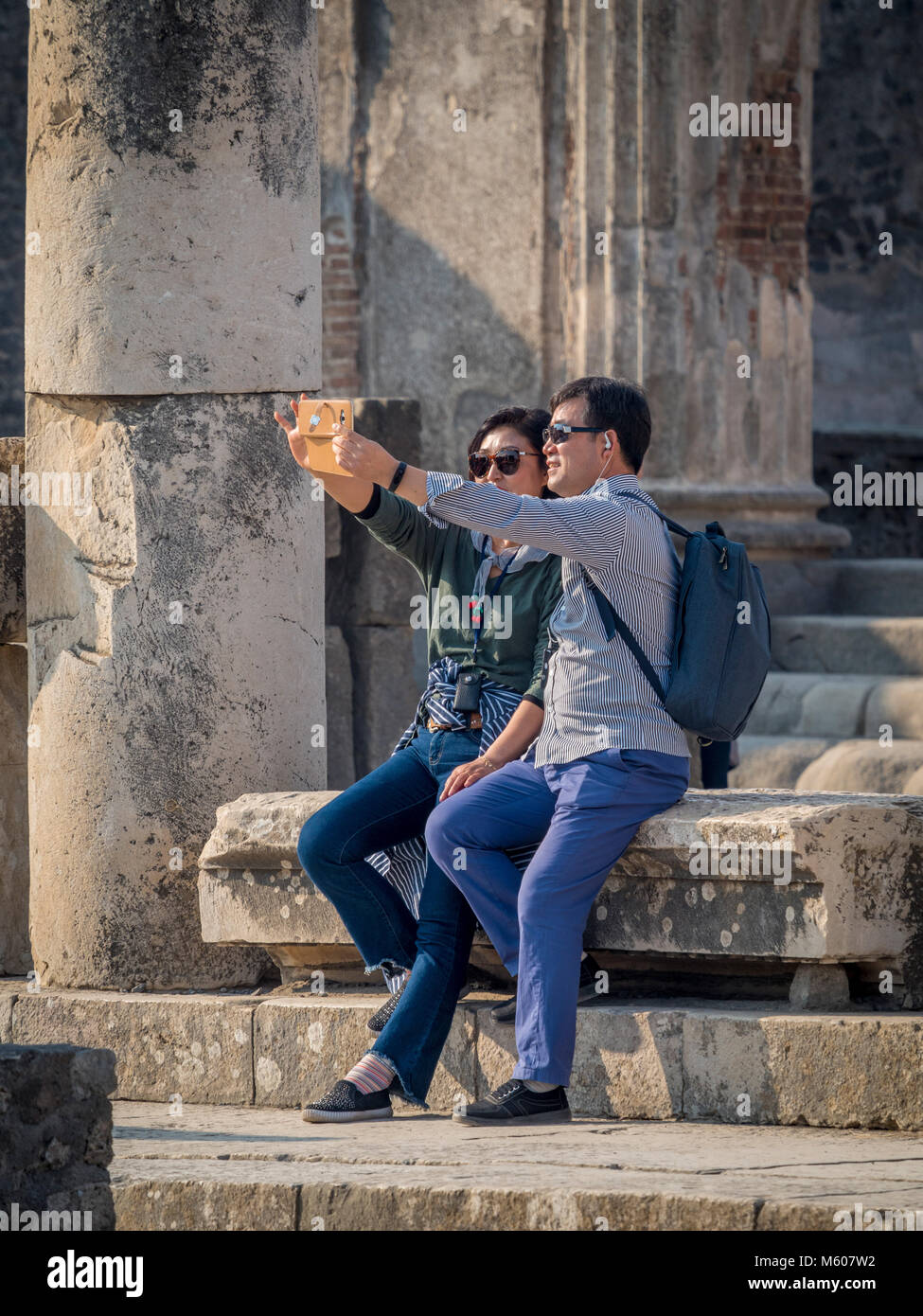I turisti tenendo selfie a Pompei Foto Stock